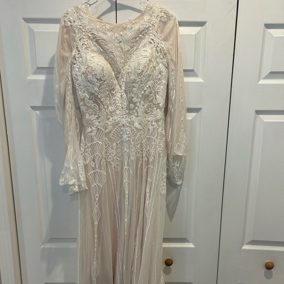Bohemian style wedding dress. - Picture 3 of 7